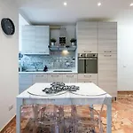 Iris With Jacuzzi - Easy Access
