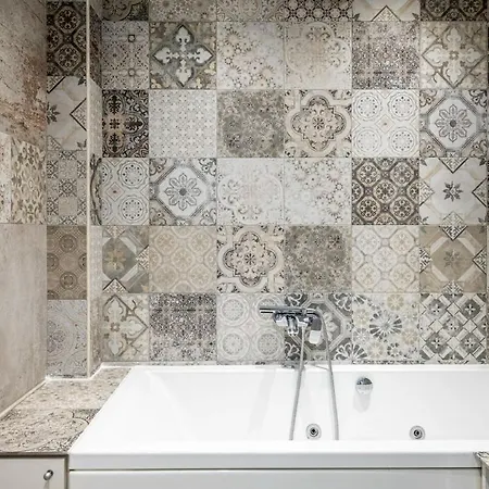 Iris With Jacuzzi - Easy Access