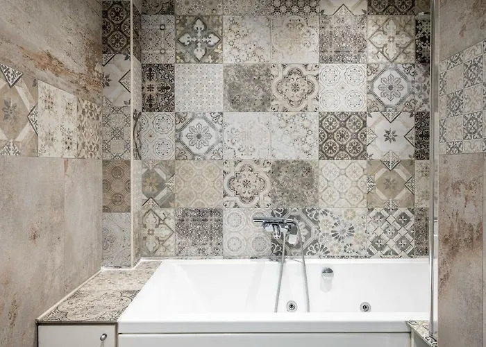 Iris With Jacuzzi - Easy Access